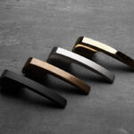 Farebná škála modelu Autoklika na tmavom povrchu – od čiernej po leštenú mosadz