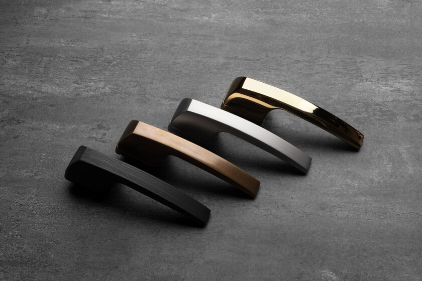 Farebná škála modelu Autoklika na tmavom povrchu – od čiernej po leštenú mosadz