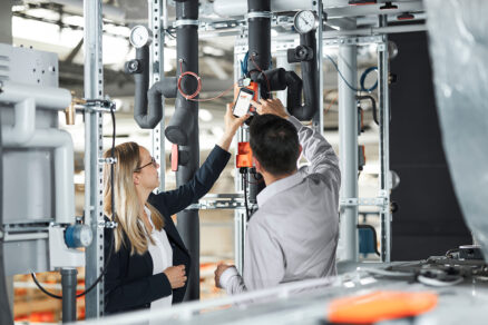 Technici nastavujú inteligentný pohon Belimo počas modernizácie vzduchotechniky v budove