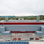 Pohľad na zrekonštruovaný Zimný štadión Pavla Demitru v Trenčíne s novou strechou a solárnymi panelmi