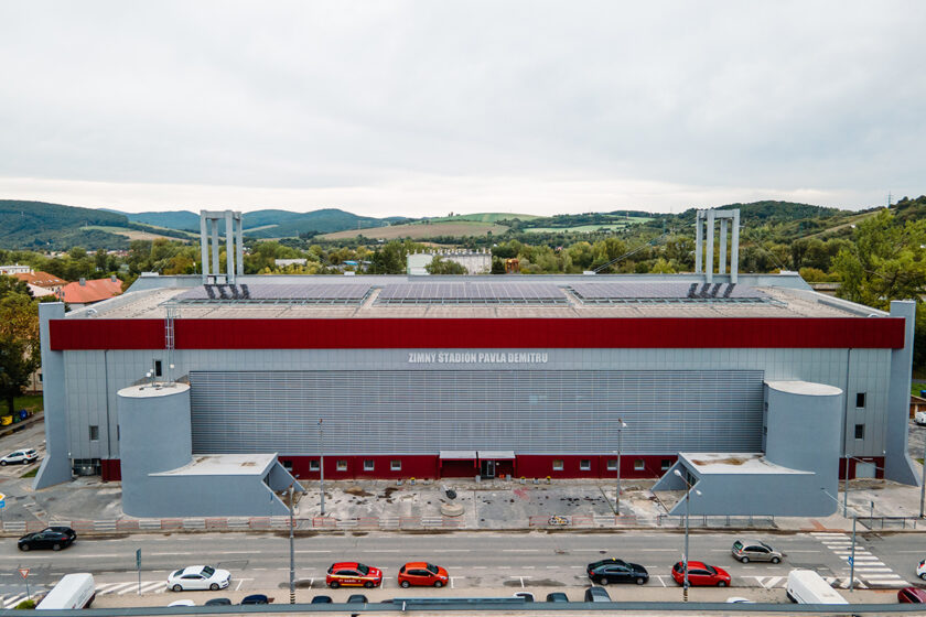Pohľad na zrekonštruovaný Zimný štadión Pavla Demitru v Trenčíne s novou strechou a solárnymi panelmi
