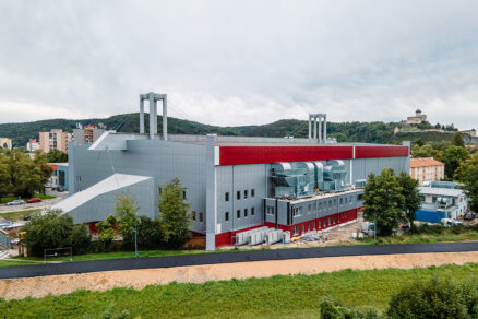 Západná fasáda Zimného štadióna Pavla Demitru s novým opláštením a technológiou chladenia