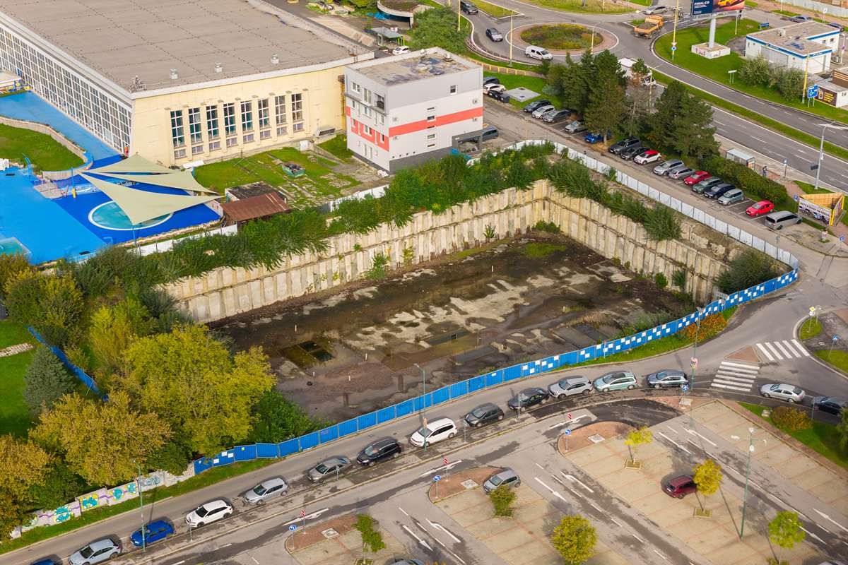 Stavebná jama je pozostatok rozbehnutého projektu, ktorý nakoniec zastavili. 