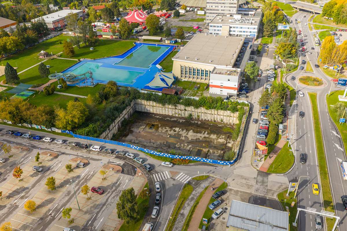 Stavebná jama je pozostatok rozbehnutého projektu, ktorý nakoniec zastavili. 