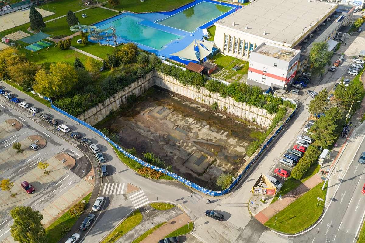 Z plánovaného polyfunkčného projektu sa zrealizovala len základová doska a časť stĺpov.