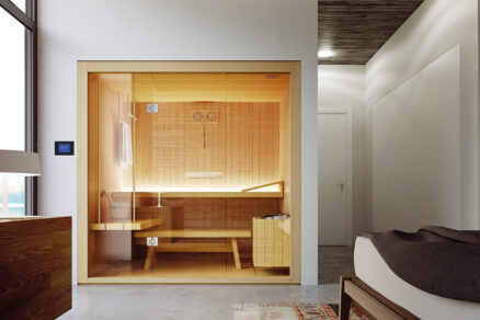 Moderná domáca sauna s presklenou stenou a dreveným interiérom od Glass 1989