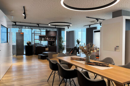 Moderný interiérový showroom s ukážkami obytných priestorov a kuchýň
