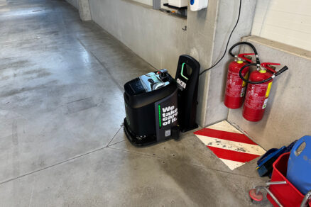 Nabíjacia stanica s robotickým čistiacim zariadením v priemyselnej hale