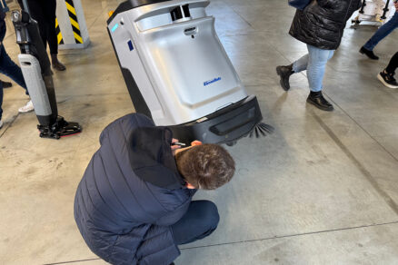 Predvádzanie robotického čističa podláh v priemyselnej budove