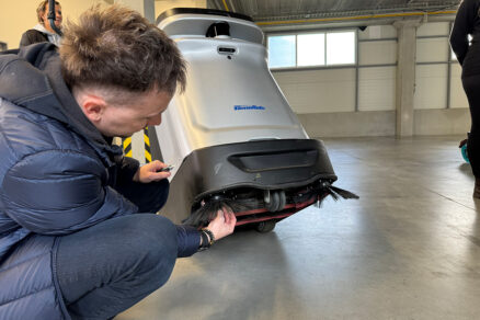 Technik kontroluje elektrostatické kefy robotického upratovacieho zariadenia