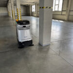 Autonómny čistiaci robot pri práci vo veľkom skladovom priestore