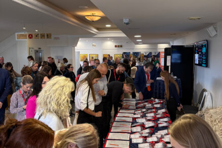 Registrácia účastníkov konferencie DOMUS 2025 s menovkami na stole