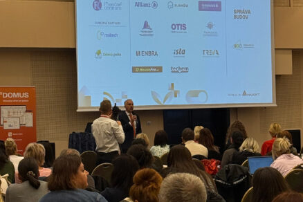 Prezentácia partnerov konferencie DOMUS 2025 na hlavnej obrazovke