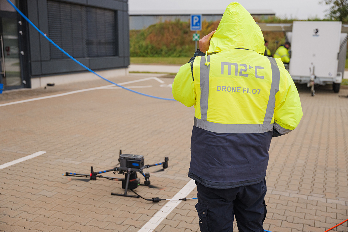 Príprava dronu na čistenie fasád na firemnom parkovisku