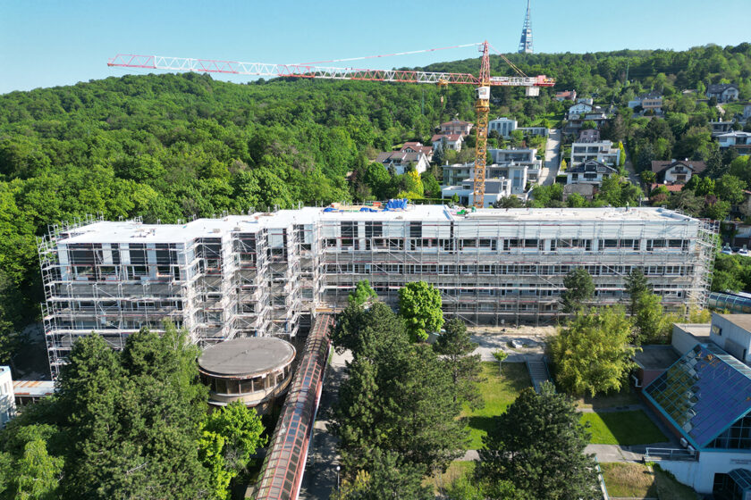 Rekonštrukcia a nadstavba Pavilónu M Národného onkologického ústavu na Kramároch počas výstavby
