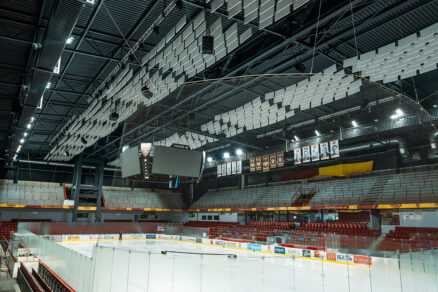 Interiér Zimného štadióna Pavla Demitru po rekonštrukcii s novým LED osvetlením a moderným ozvučením