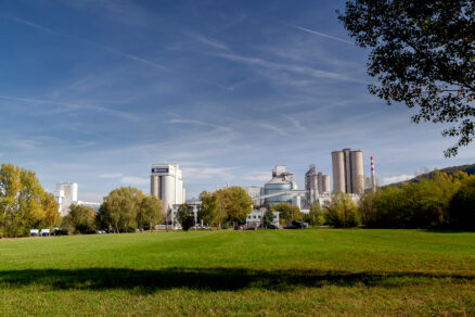 Moderná cementáreň s komínmi a zeleňou