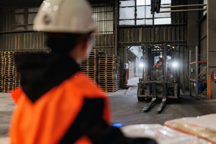 Pracovník vo výrobe s vysokozdvižným vozíkom