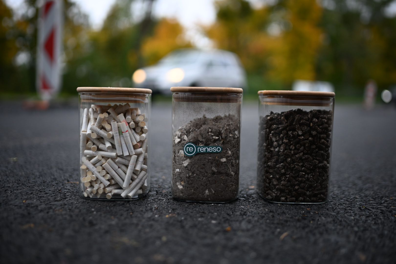 Na ceste v Malinove v okrese Senec vzniká prvý úsek na Slovensku, kde budú v asfalte použité vlákna z recyklovaných cigaretových filtrov a tabakových náplní. 