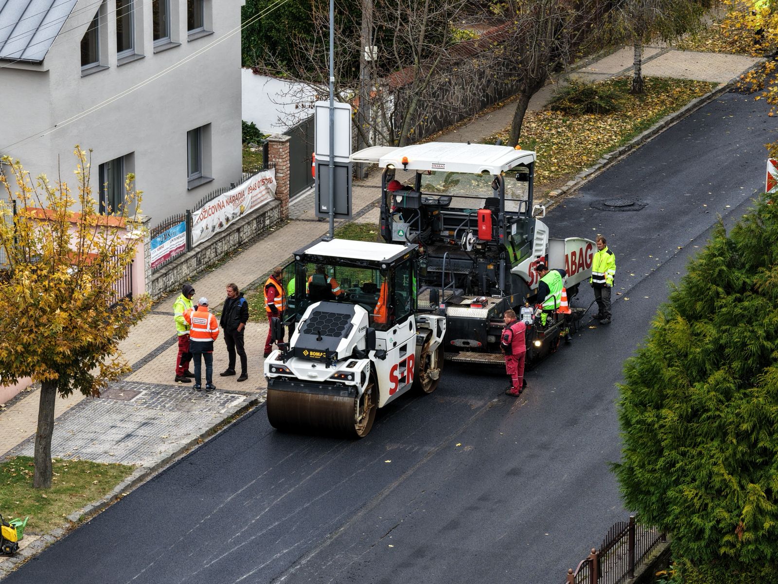 Na ceste v Malinove v okrese Senec vzniká prvý úsek na Slovensku, kde budú v asfalte použité vlákna z recyklovaných cigaretových filtrov a tabakových náplní. 