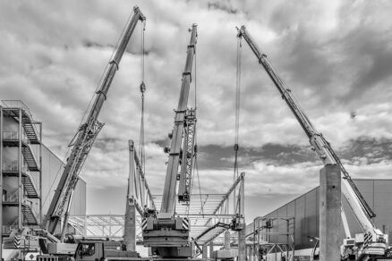 Výstavba oceľovej konštrukcie priemyselnej haly pomocou žeriavov