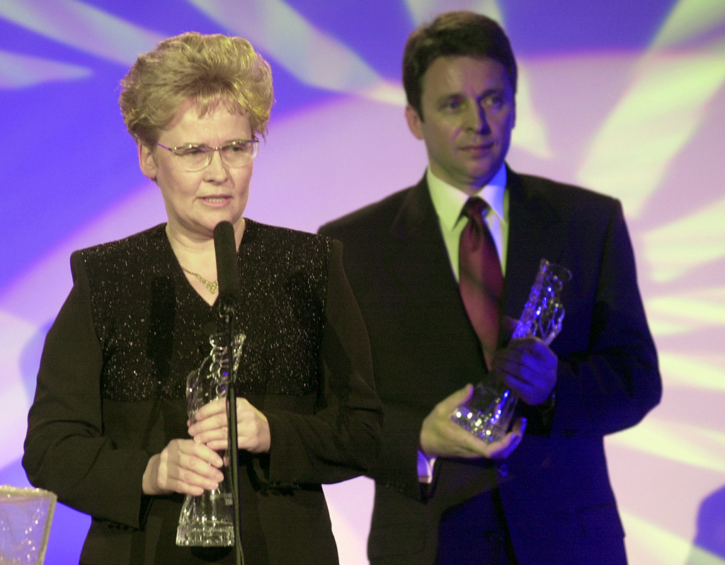 Pätnásť osobností Slovenska si prevzalo 17. marca 2001 v šiestich kategóriách ocenenie Krištáľové krídlo za rok 2000. Vyhodnotenie štvrtého ročníka sa uskutočnilo v priestoroch Slovenskej filharmónie v Bratislave. V oblasti hospodárstva si ocenenie odniesla ministerka financií SR Brigita Schmögnerová /vľavo/ a podpredseda vlády SR Ivan Mikloš /v pozadí/