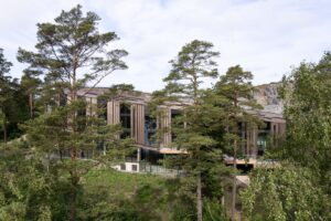 Švédi premenili starý kameňolom na udržateľnú štvrť. Najnovším prírastkom je komunitné centrum z betónu a dreva