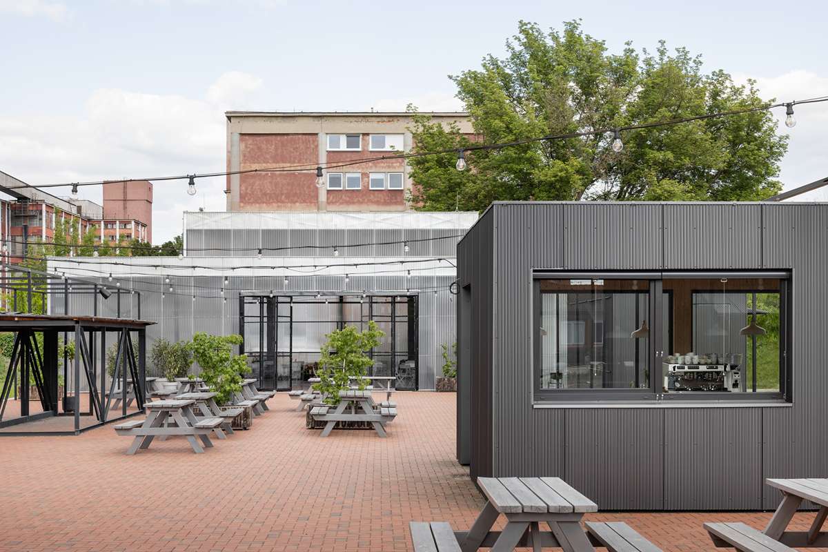 Zanietený investor premenil chátrajúci industriálny objekt na živý mestský priestor Osemdesiatka