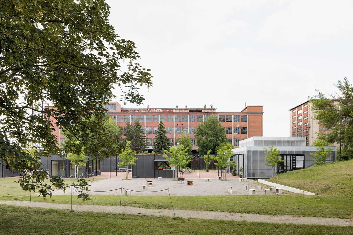 Zanietený investor premenil chátrajúci industriálny objekt na živý mestský priestor Osemdesiatka