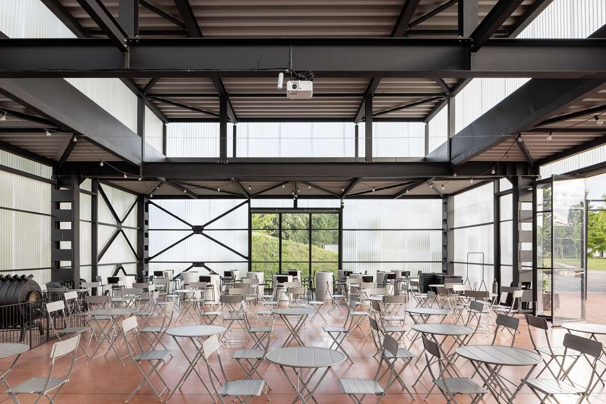 Zanietený investor premenil chátrajúci industriálny objekt na živý mestský priestor Osemdesiatka