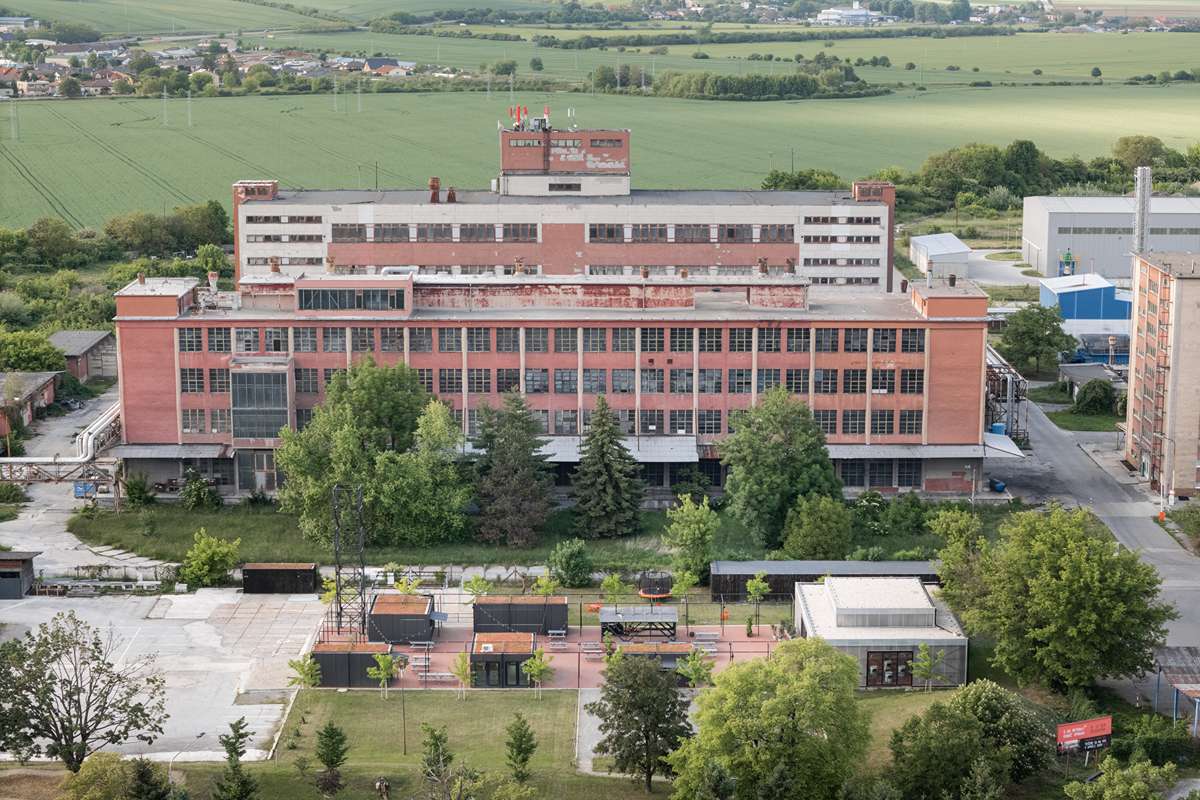 Zanietený investor premenil chátrajúci industriálny objekt na živý mestský priestor Osemdesiatka