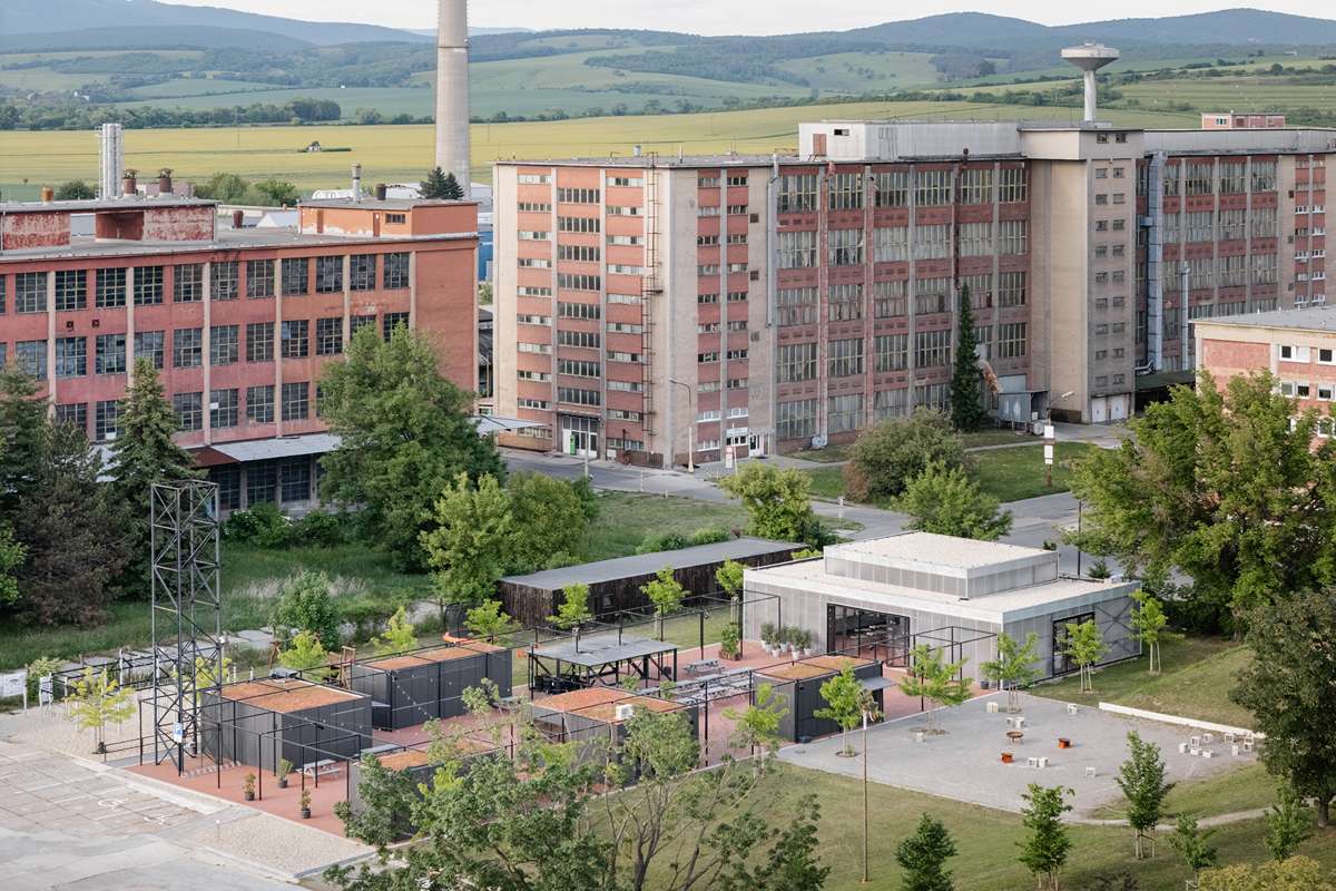 Zanietený investor premenil chátrajúci industriálny objekt na živý mestský priestor Osemdesiatka