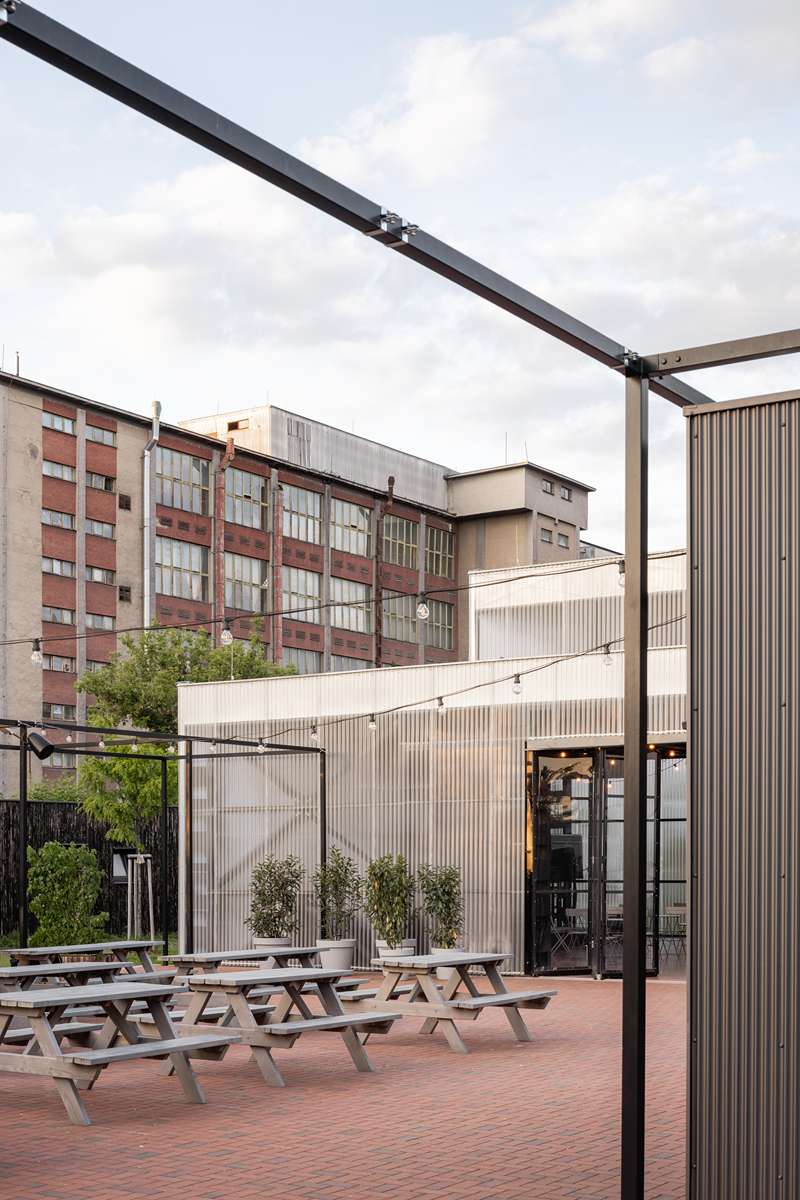 Zanietený investor premenil chátrajúci industriálny objekt na živý mestský priestor Osemdesiatka