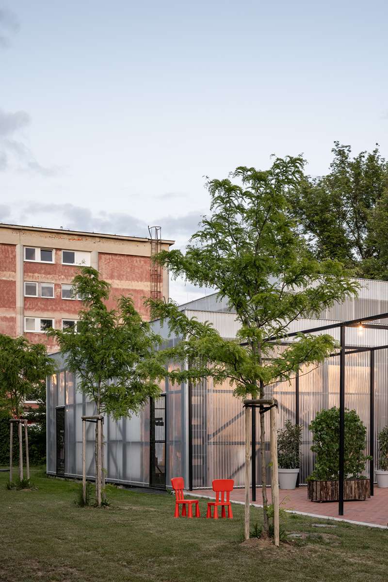 Zanietený investor premenil chátrajúci industriálny objekt na živý mestský priestor Osemdesiatka