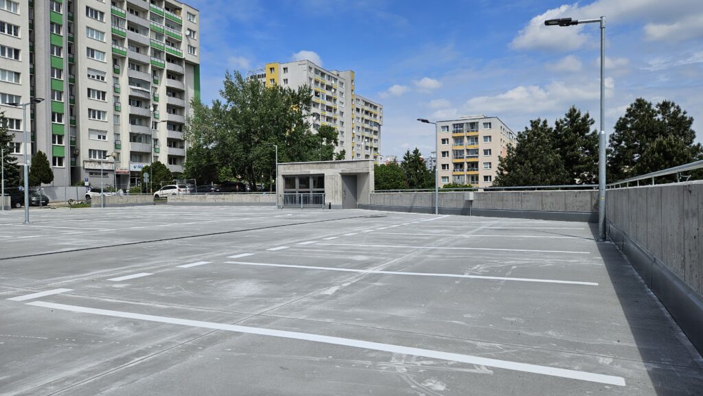 V Karlovej Vsi otvorili prvý parkovací dom v réžii samosprávy