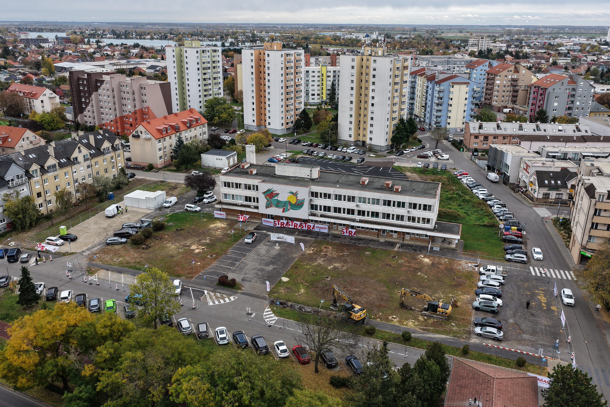 Novú trojpodlažnú budovu polikliniky, ktorá vznikne prístavbou k pôvodnej budove, postaví spoločnosť Strabag Pozemné staviteľstvo.