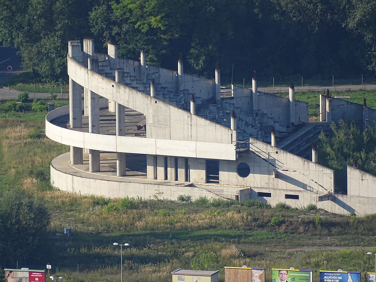 Skelet nedostavanej športovej haly na Lanciach vo Zvolene