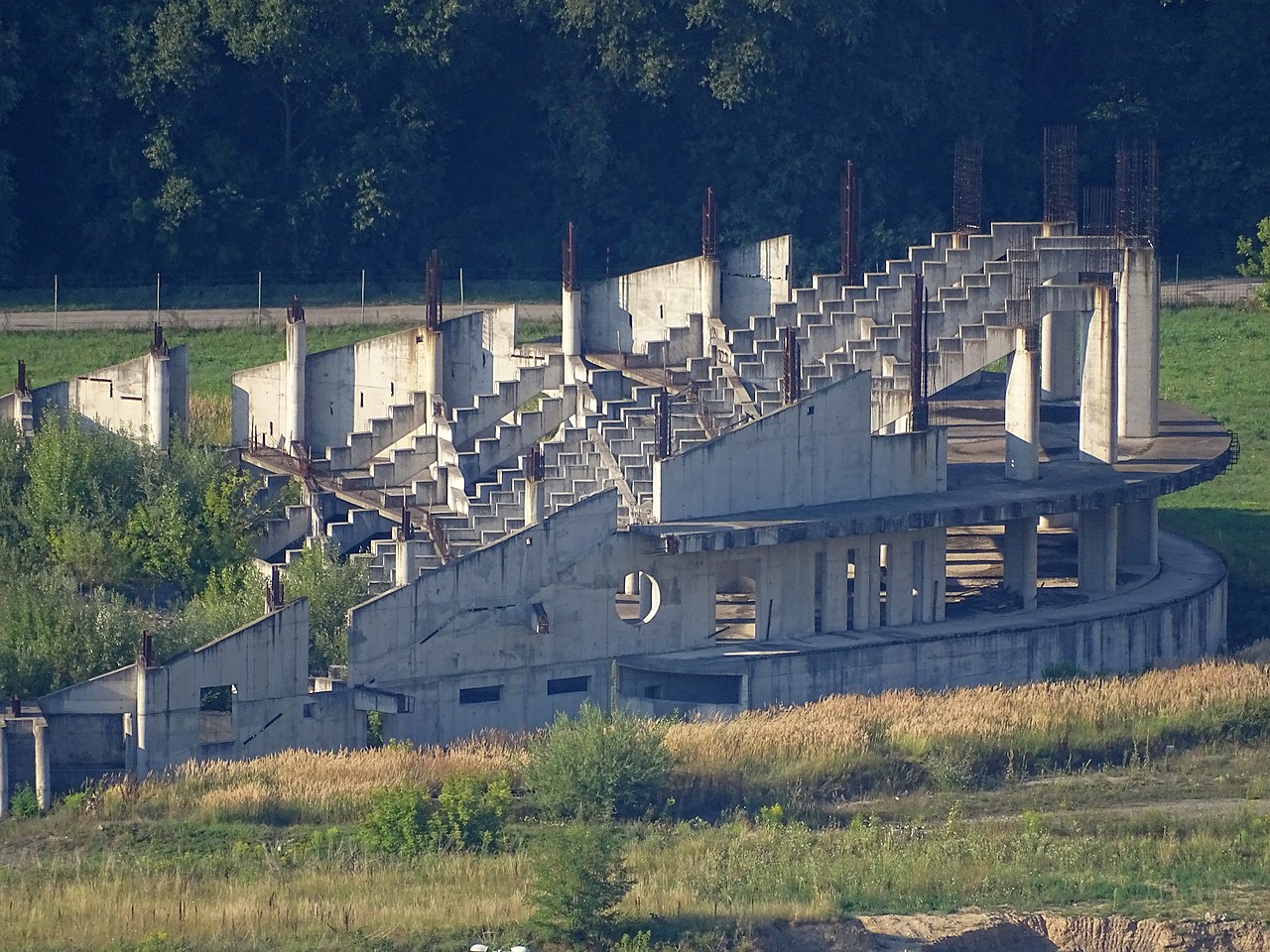 Skelet nedostavanej športovej haly na Lanciach vo Zvolene