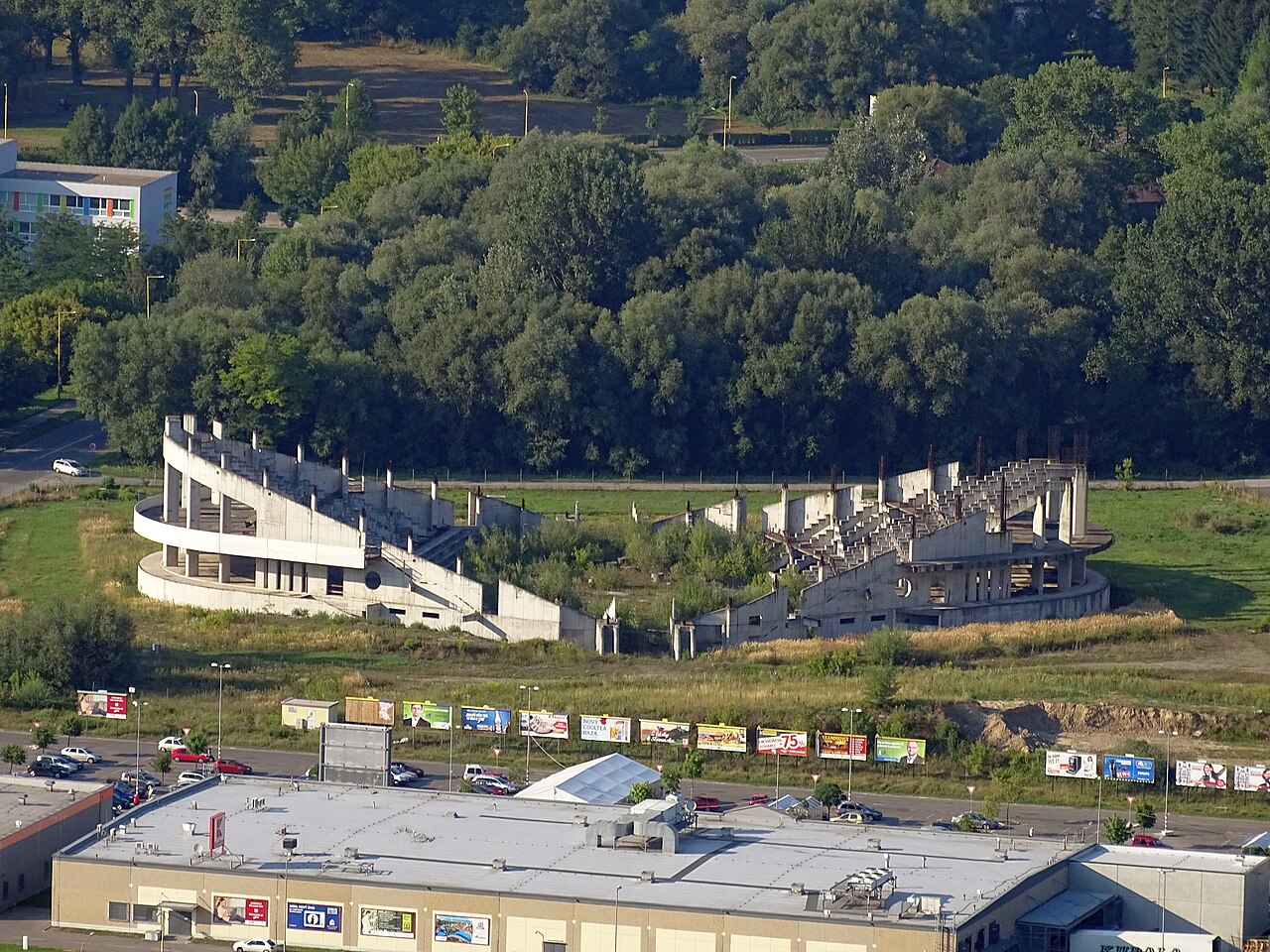 Skelet nedostavanej športovej haly na Lanciach vo Zvolene