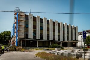 Investície za milióny. Úrad vlády pokračuje v obnove novej budovy aj areálu