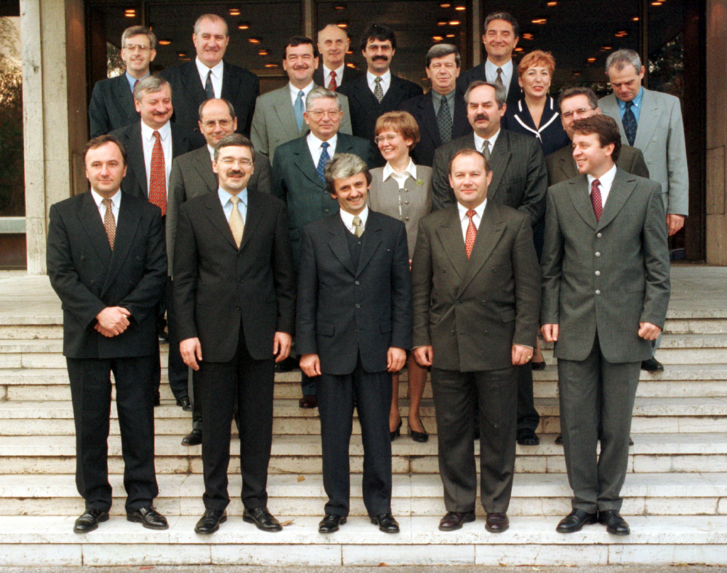 Členovia novej slovenskej vlády pózujú pre fotografov pred Úradom vlády v Bratislave 31.októbra 1998. Na sn. zadný rad zľava: Gabriel Palacka, Pavel Koncoš, Ľudovít Černák, Tibor Šagát, Milan Ftáčnik, Eduard Kukan, István Harna, Mária Machová and Milan Kňažko. Druhý rad zľava: László Miklós, Ján Čarnogurský, Ladislav Pittner, Brigita Schmögnerová, Pavol Kanis a Peter Magvaši. Predný rad zľava: Pál Csáky, Pavol Hamžík, Mikuláš Dzurinda, Ľubomír Fogaš a Ivan Mikloš