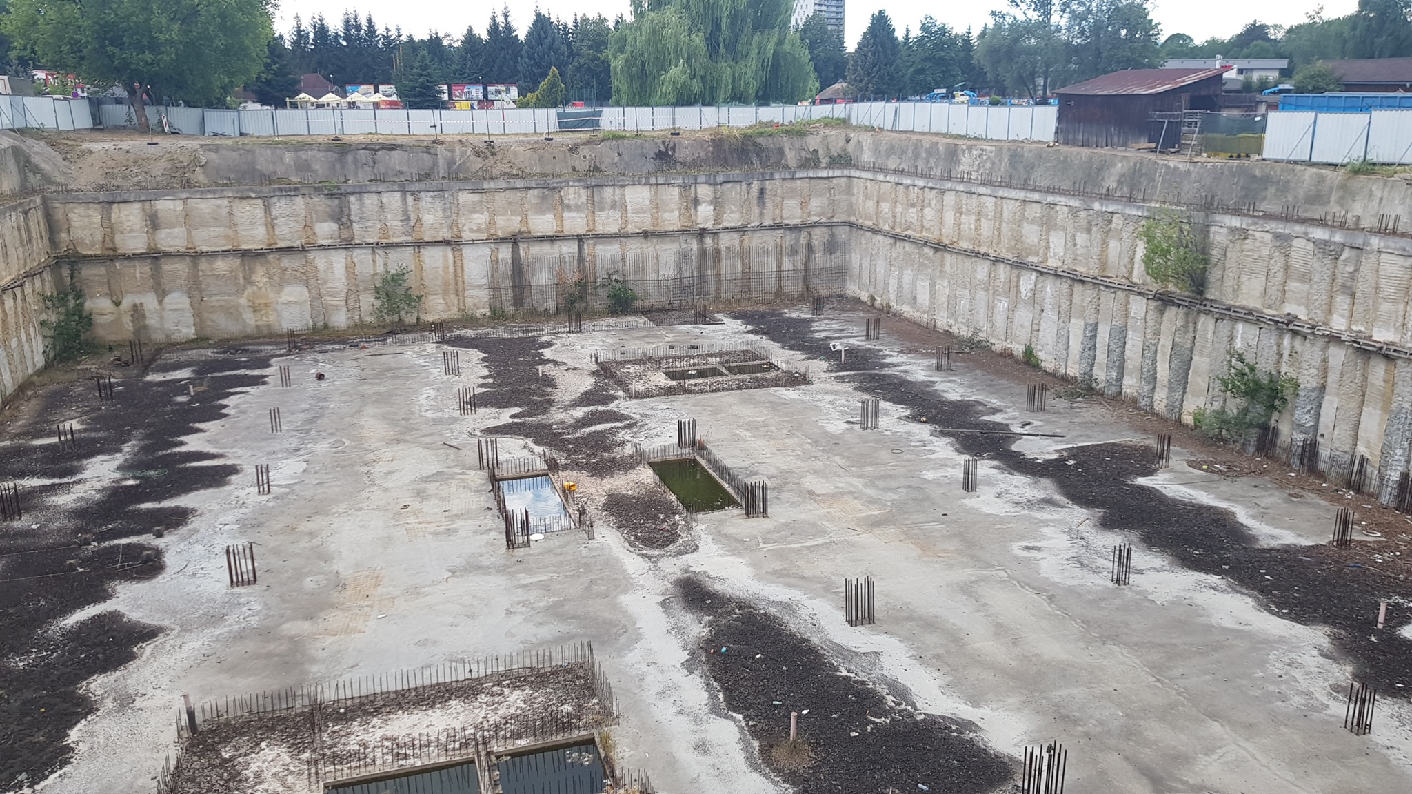 Z plánovaného polyfunkčného projektu sa zrealizovala len základová doska a časť stĺpov.