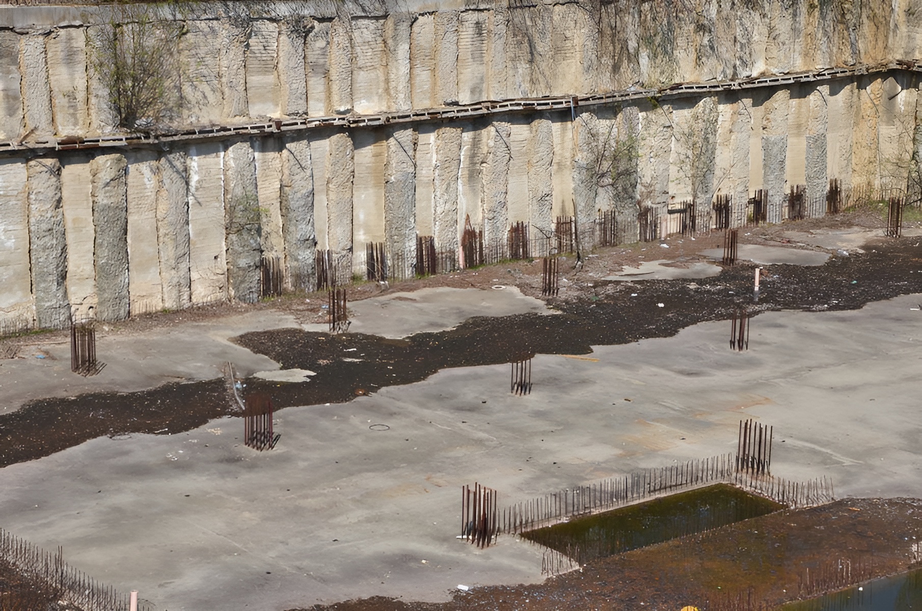 Stavebná jama je pozostatok rozbehnutého projektu, ktorý nakoniec zastavili. 