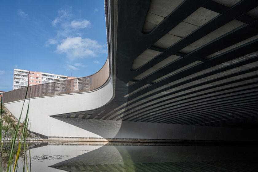 SO 40-33-01, pohľad z brehu Chorvátskeho ramena na západnú stranu mosta
