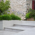 Betónový kvetináč z uholníkov Elko® mini v modernej záhrade