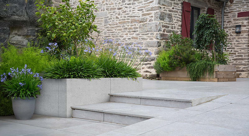 Betónový kvetináč z uholníkov Elko® mini v modernej záhrade