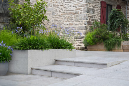 Betónový kvetináč z uholníkov Elko® mini v modernej záhrade