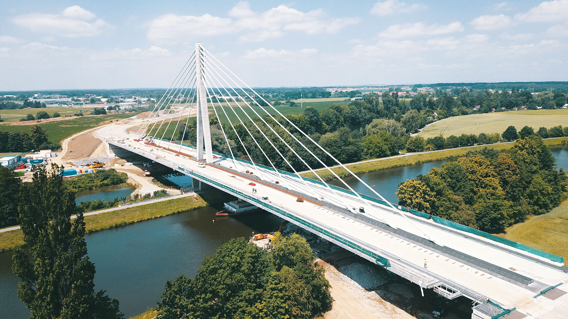 Na obchvate Pardubíc vznikol najväčší zavesený lanový most v Česku.  