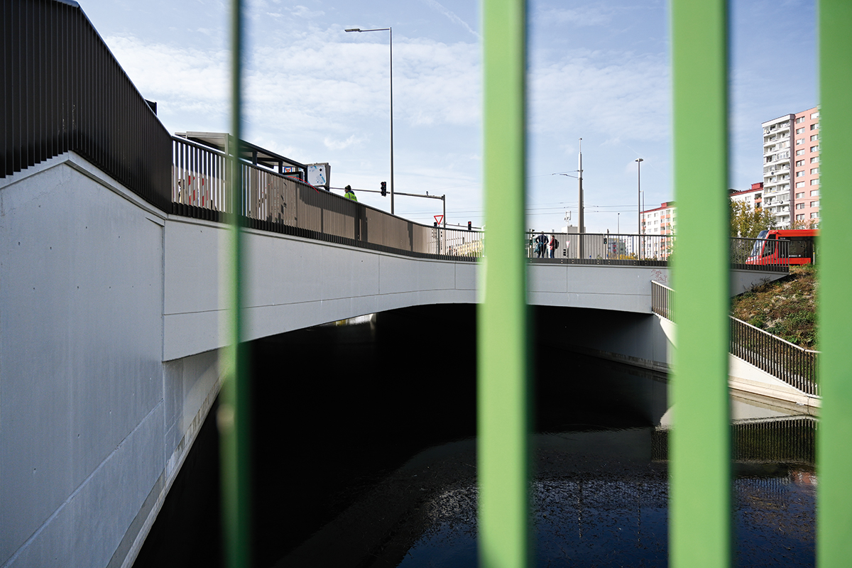 SO 40-33-01, pohľad z hate na východnú stranu mosta SO 40-33-01, pohľad z hate na východnú stranu mosta