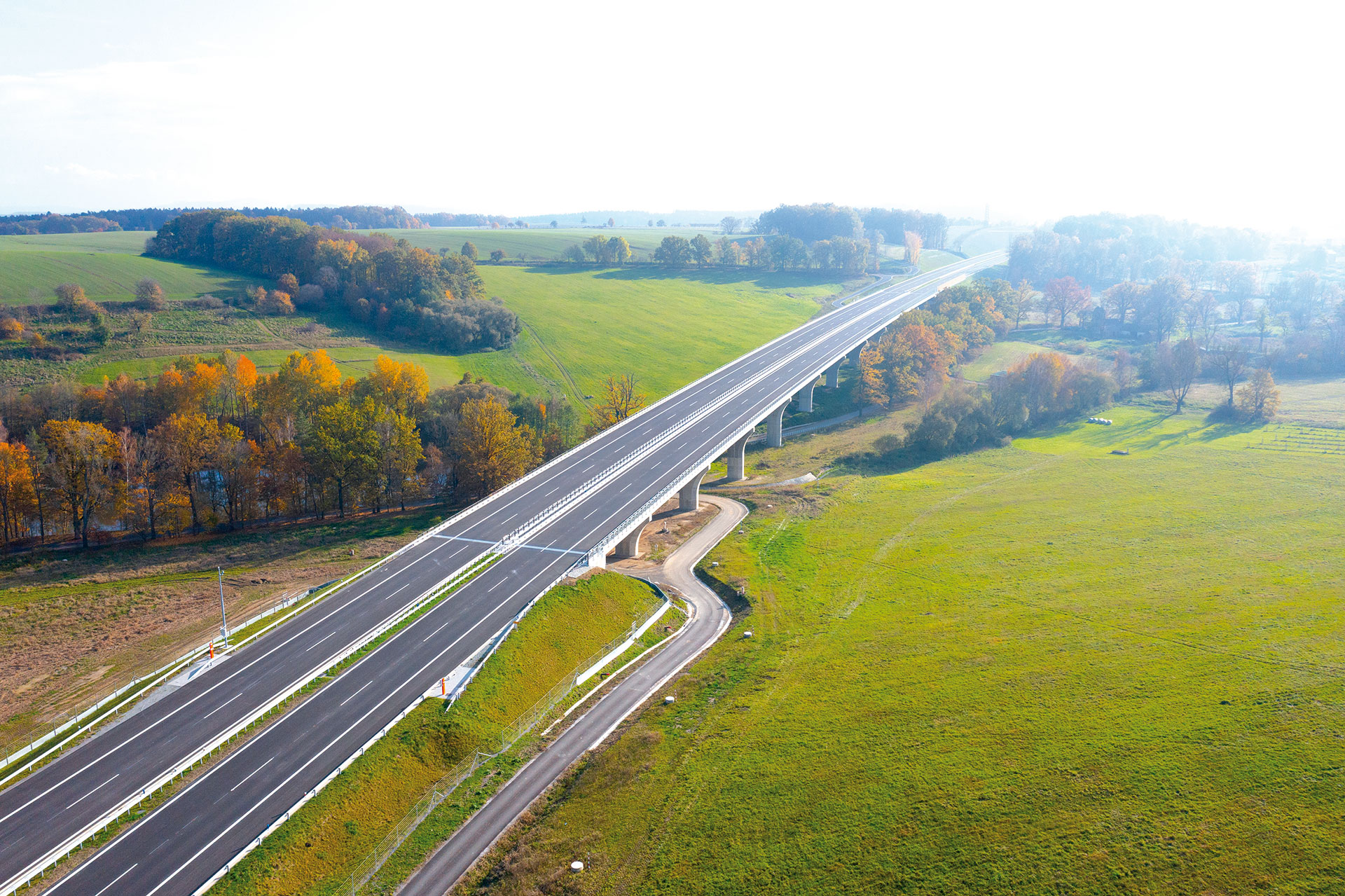 Projekt D3 Hodějovice – Třebonín zahŕňal výstavbu 18 mostov, z toho najdlhší mostný objekt mal viac ako 800 m.